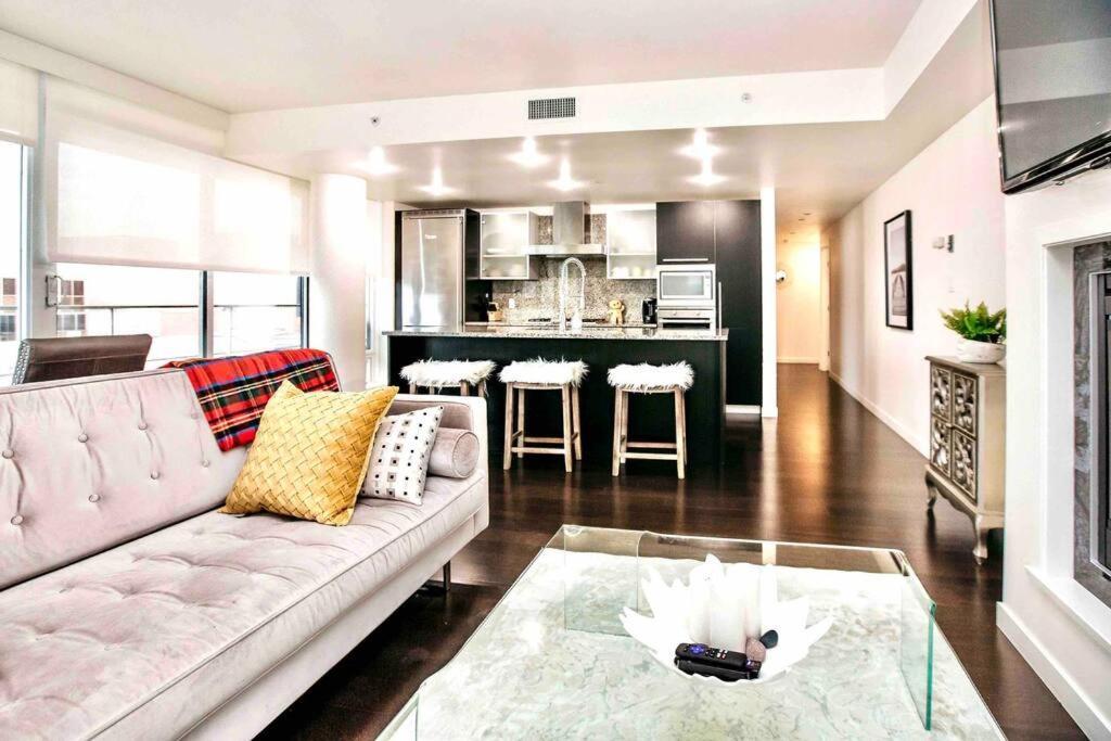 Victoria'S Best Location 2 Bedroom Luxe Condo Kültér fotó