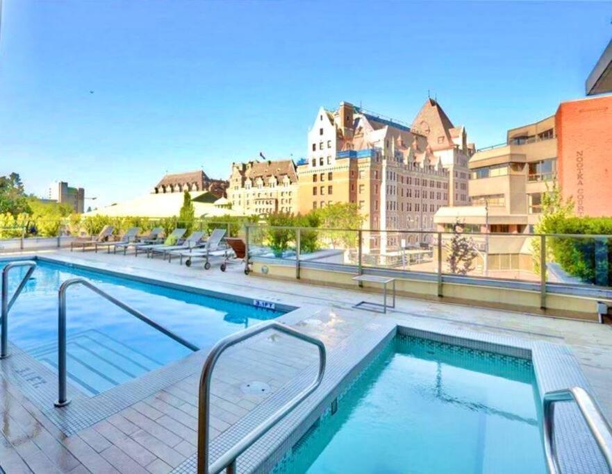 Victoria'S Best Location 2 Bedroom Luxe Condo Kültér fotó