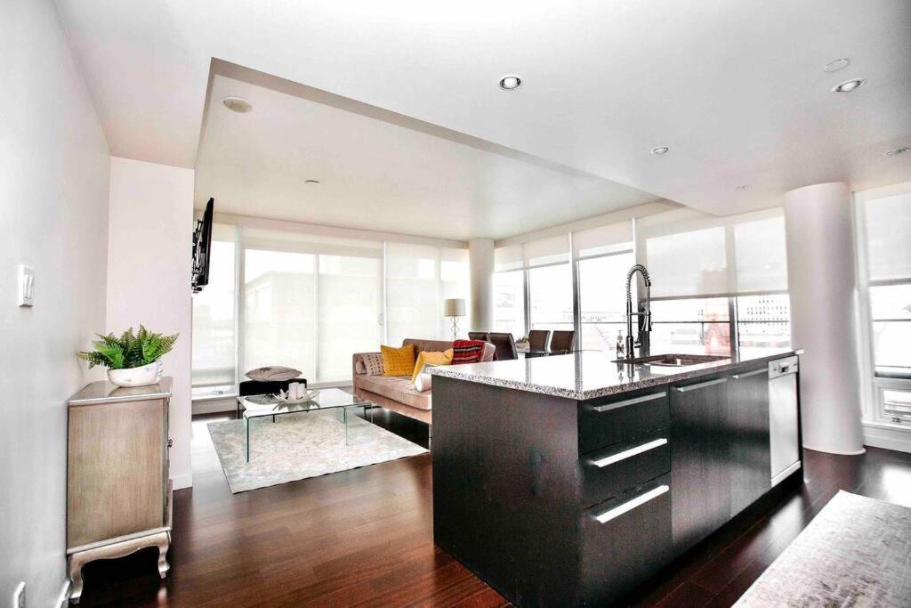 Victoria'S Best Location 2 Bedroom Luxe Condo Kültér fotó