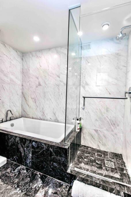 Victoria'S Best Location 2 Bedroom Luxe Condo Kültér fotó