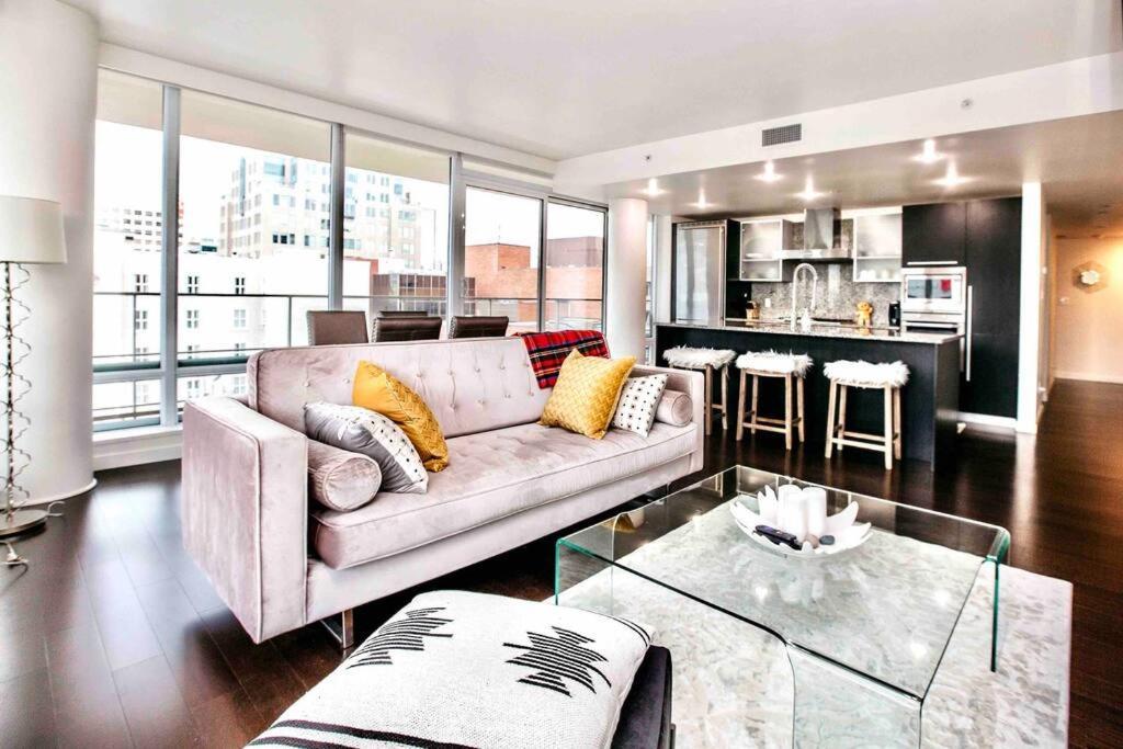 Victoria'S Best Location 2 Bedroom Luxe Condo Kültér fotó