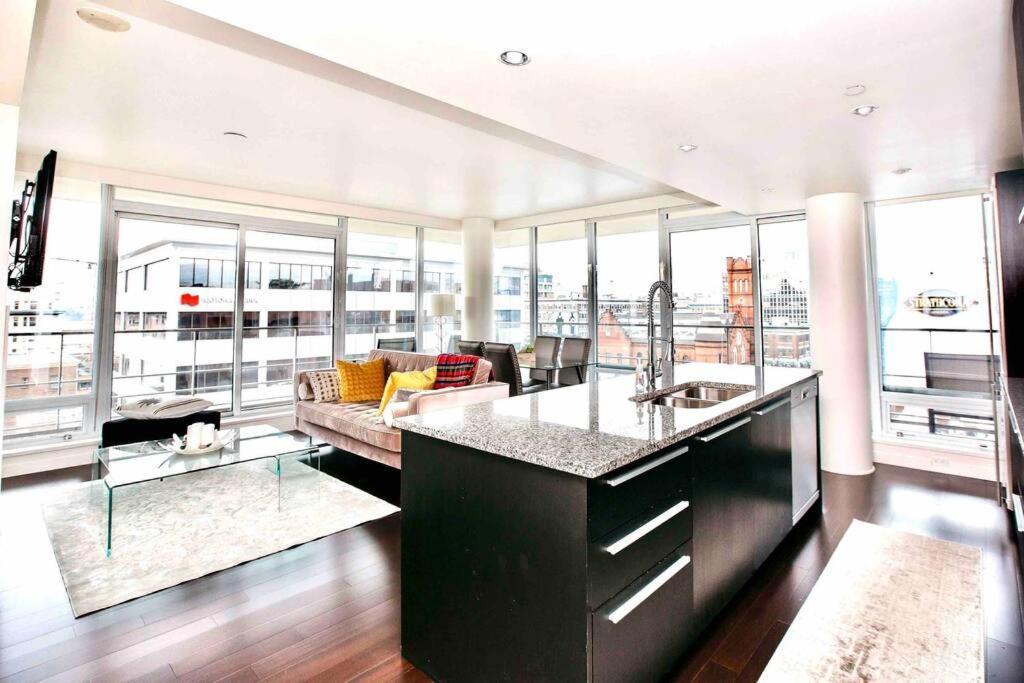 Victoria'S Best Location 2 Bedroom Luxe Condo Kültér fotó