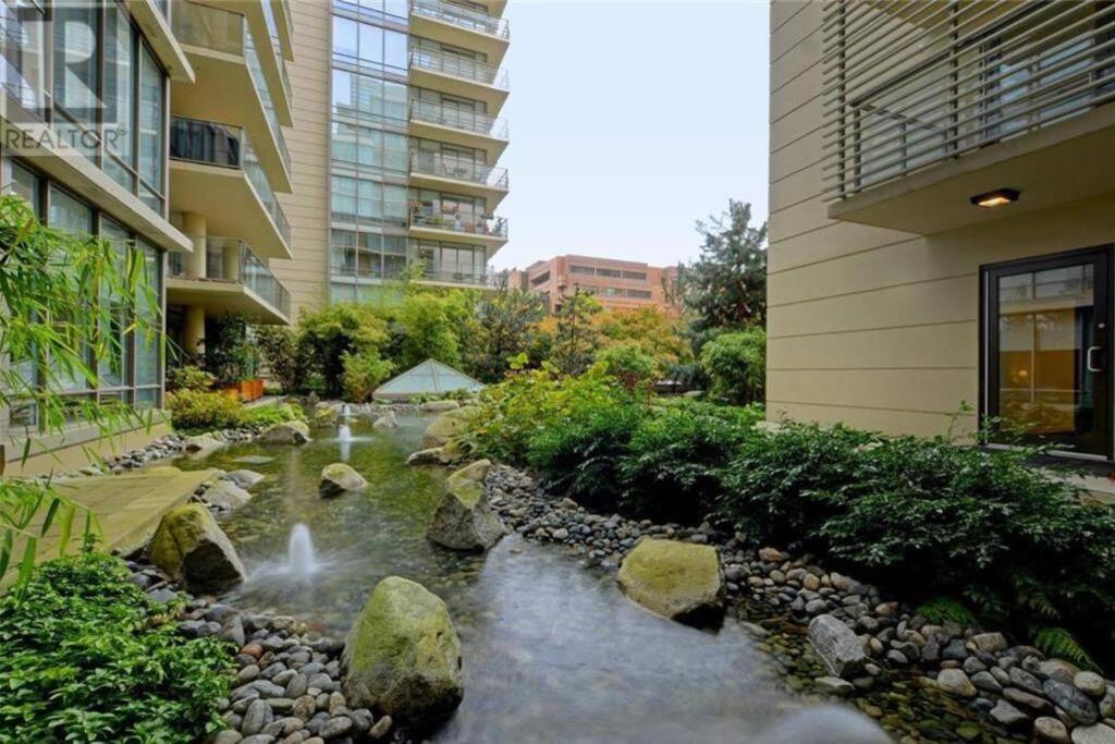 Victoria'S Best Location 2 Bedroom Luxe Condo Kültér fotó