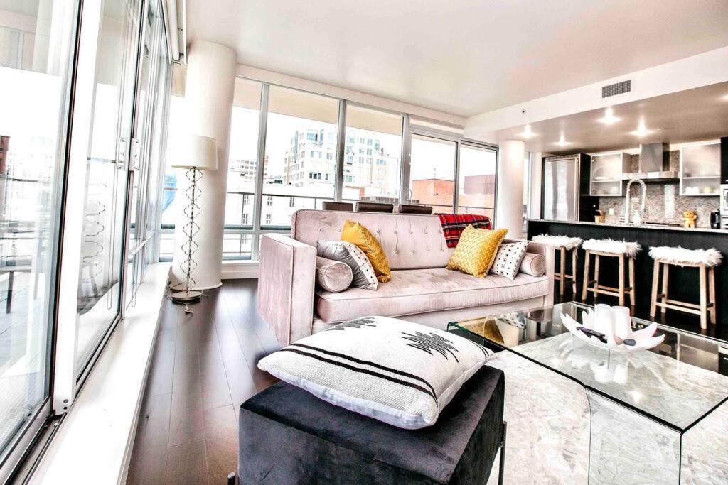 Victoria'S Best Location 2 Bedroom Luxe Condo Kültér fotó