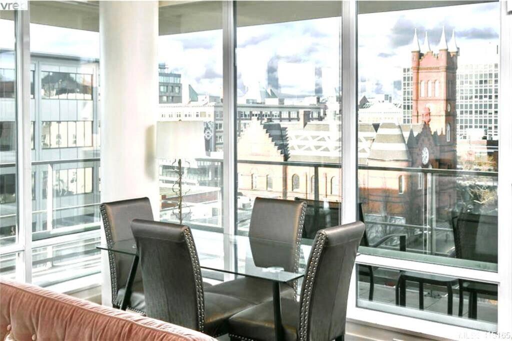 Victoria'S Best Location 2 Bedroom Luxe Condo Kültér fotó