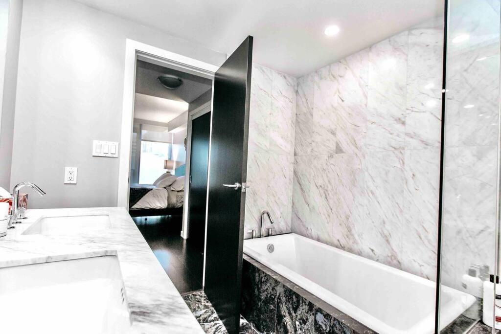 Victoria'S Best Location 2 Bedroom Luxe Condo Kültér fotó