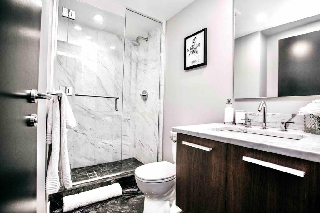 Victoria'S Best Location 2 Bedroom Luxe Condo Kültér fotó