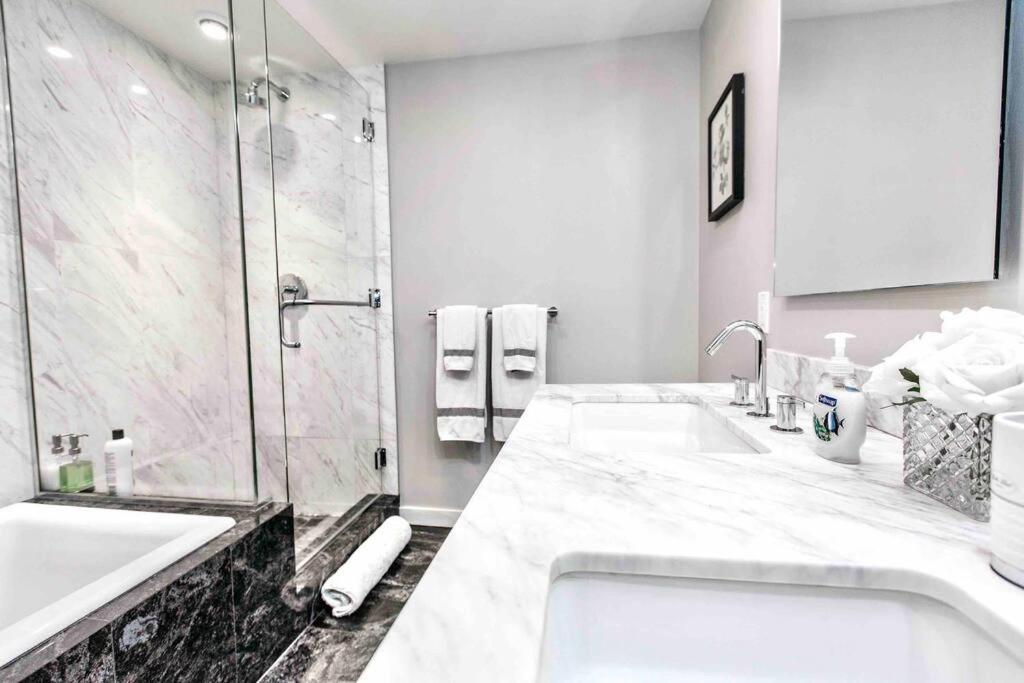 Victoria'S Best Location 2 Bedroom Luxe Condo Kültér fotó