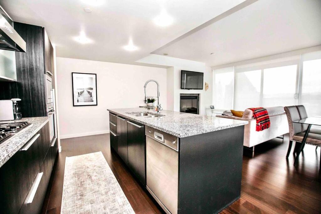Victoria'S Best Location 2 Bedroom Luxe Condo Kültér fotó