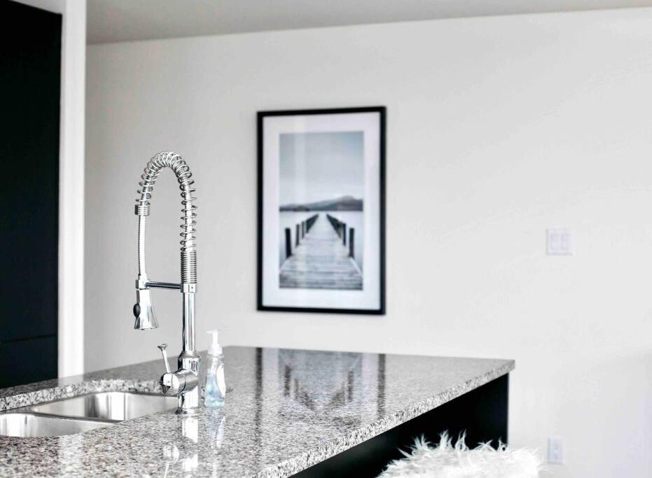 Victoria'S Best Location 2 Bedroom Luxe Condo Kültér fotó
